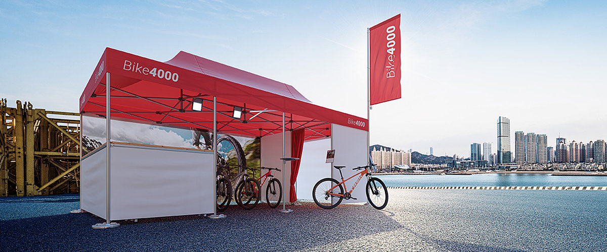 Bike4000 utilise une tente pliante Pro-Tent comme support publicitaire efficace pour présenter ses produits.