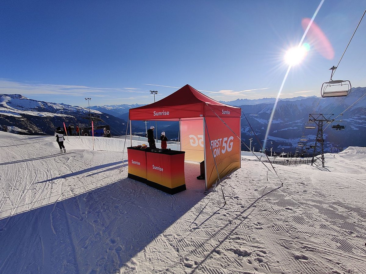 Ein Messezelt von Pro-Tent wird von einem Aussteller in einem Ski-Gebiet eingesetzt.