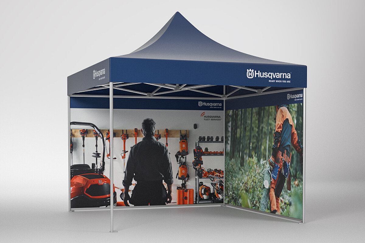 Ein Pro-Tent Faltpavillon, der in der hauseigenen Druckerei individuell mit Logos und fotorealistischen Motiven bedruckt wurde. 