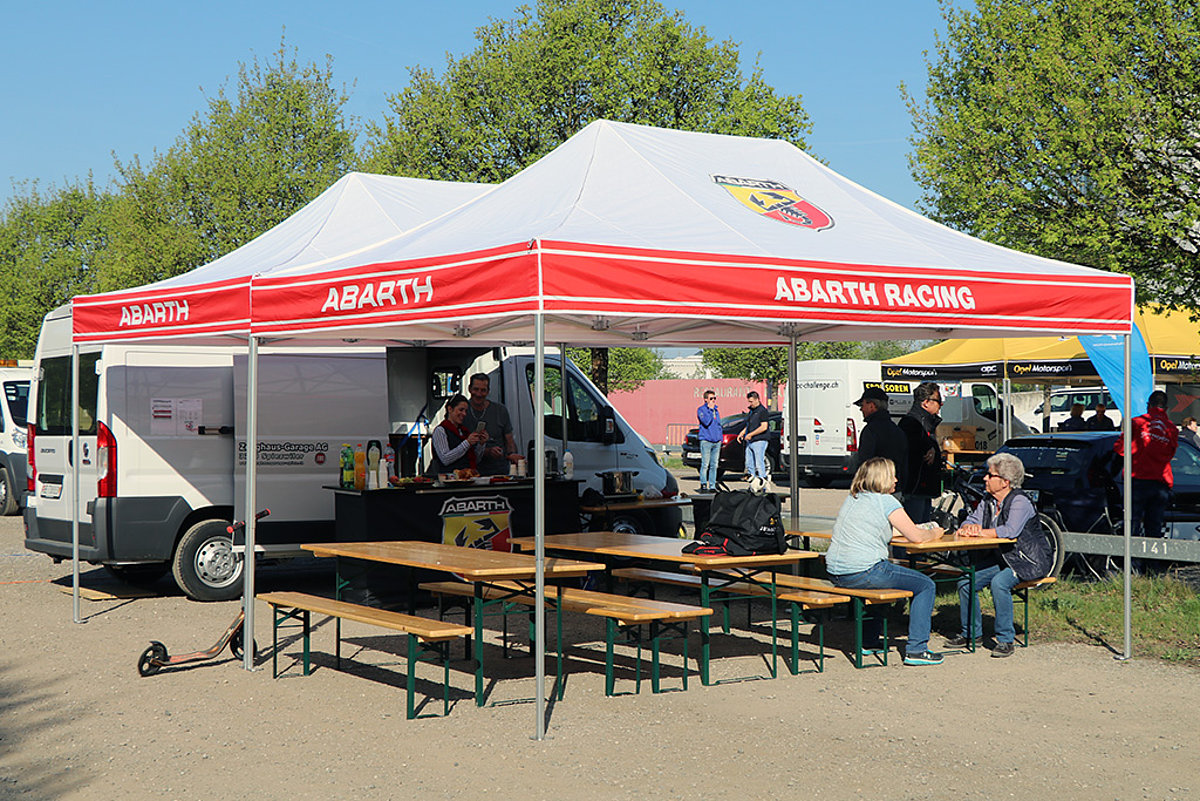Deux tentes blanches et rouges de street food peuvent accueillir plusieurs sets de tables et de bancs.