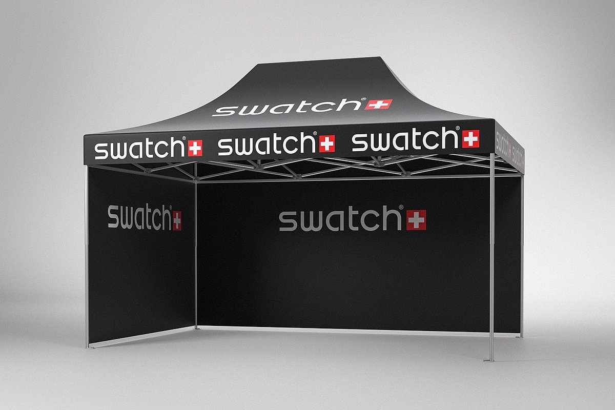 Ein schwarzer Pro-Tent Faltpavillon mit Logodruck.