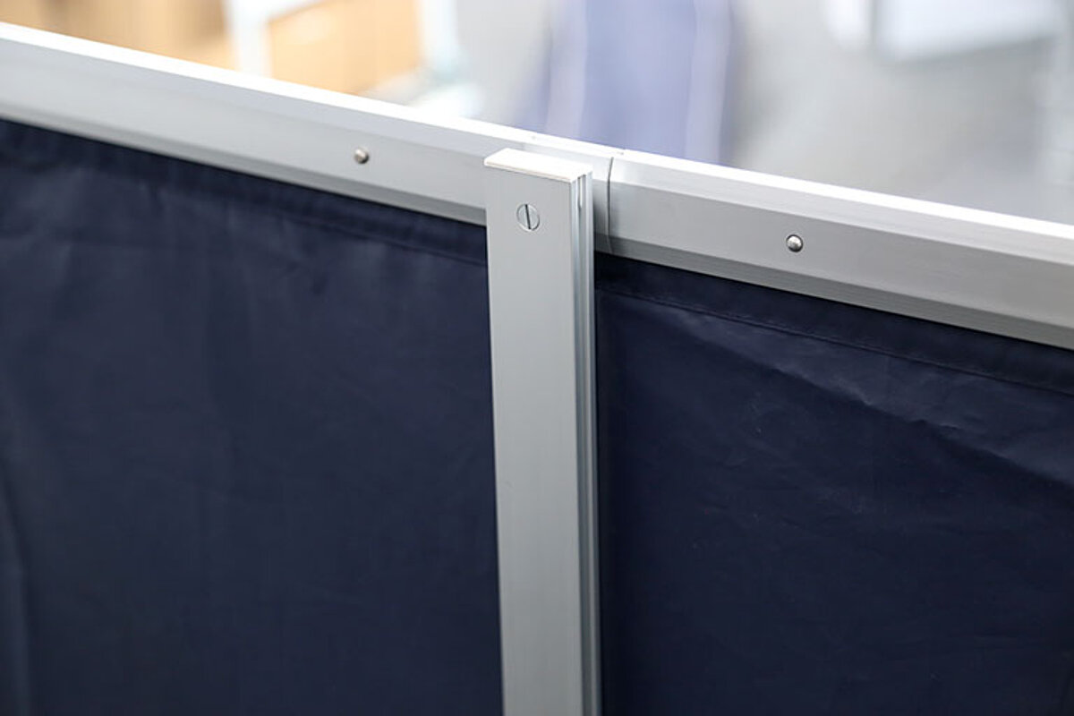 Headrails with additional support prevent half-height side panels from bending under load.