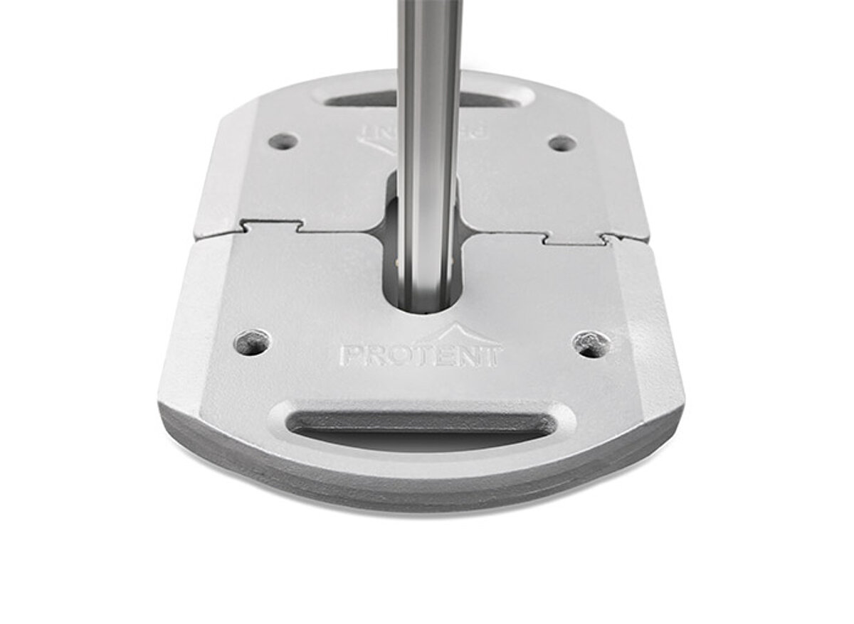 Two weight plates (15 kg) are assembled around a single tent foot to ensure extra safety.