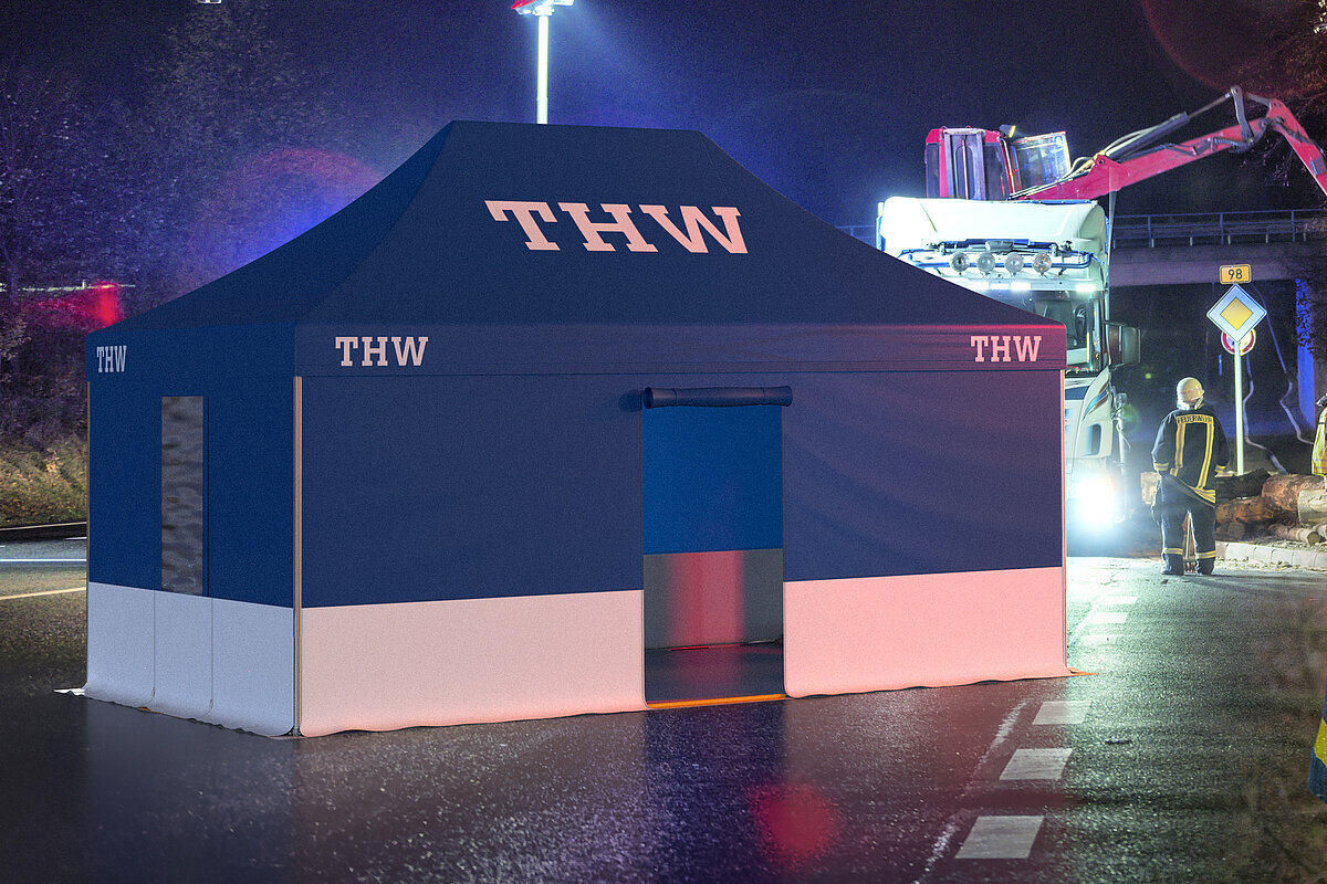 Ein Pro-Tent 5000 Rescue wird vom THW bei einem nächtlichen Noteinsatz an einer Strasse verwendet.