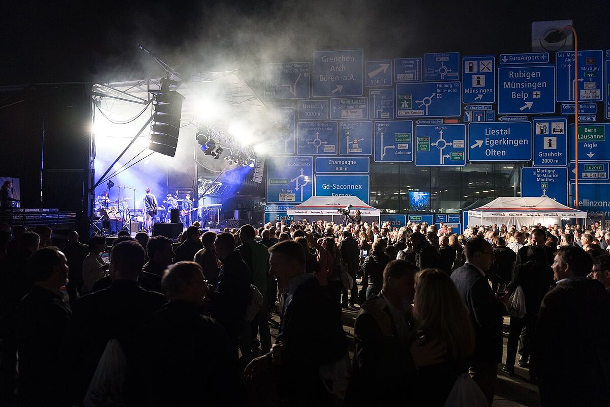 Ein Faltpavillon von Pro-Tent wird als Eventzelt bei einer Großveranstaltung eingesetzt.