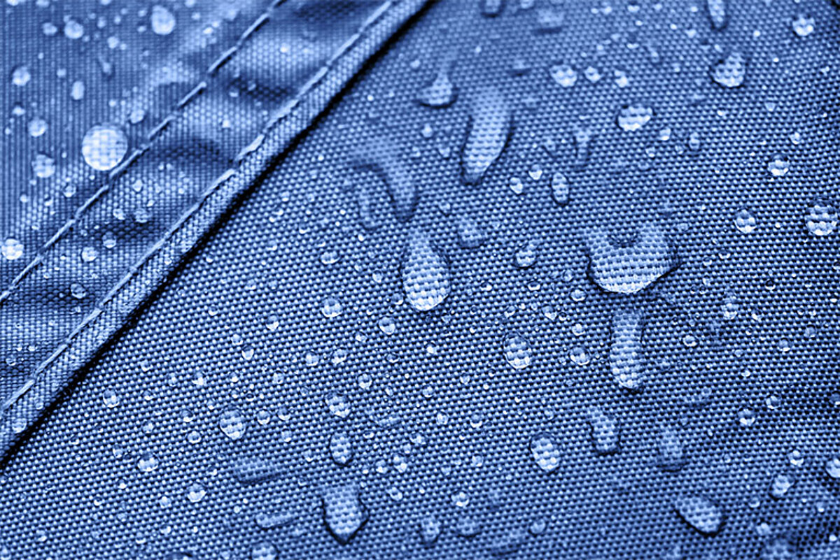 Wasser perlt auf dem robusten Polyester-Zeltstoff von Pro-Tent ab.