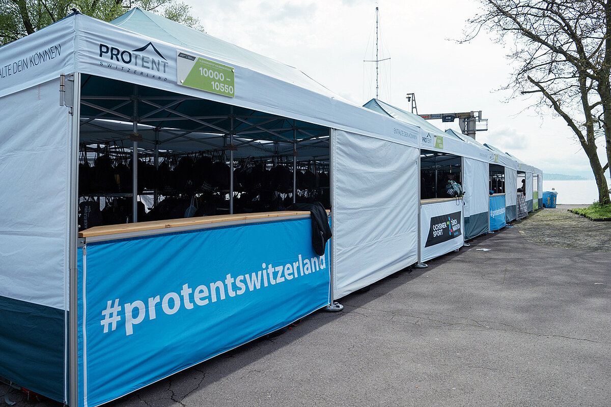 Per avere abbastanza spazio per la grande quantità di persone abbiamo collegato più gazebo tra loro. Più gazebo Pro-Tent sono stati collegati per diventare un grande guardaroba per la Maratona di Zurigo.
