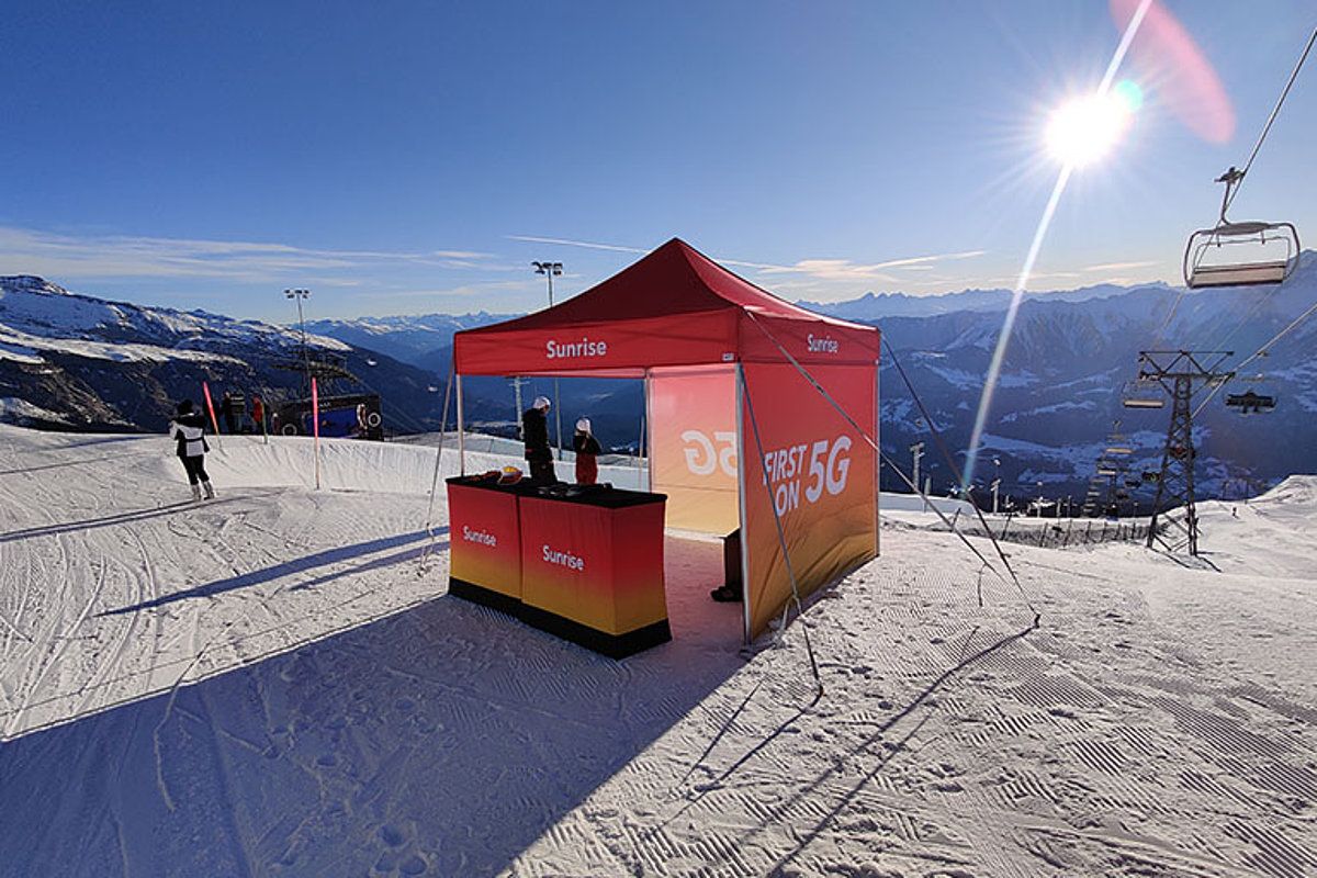 La tente promotionnelle d’un opérateur de téléphonie mobile est utilisée pour une action dans une station de ski.