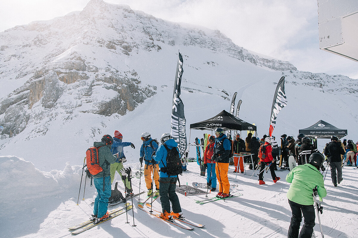 Since 2019, Glacier3000 has relied on folding tents from Pro-Tent. Skiers standing on a snow-covered slope.
