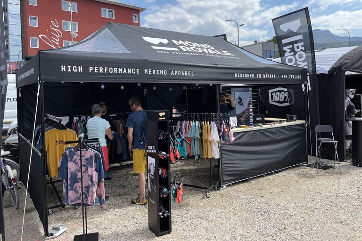 Une tente pliable Pro-Tent est utilisée comme surface d’exposition pour des vêtements de sport.
