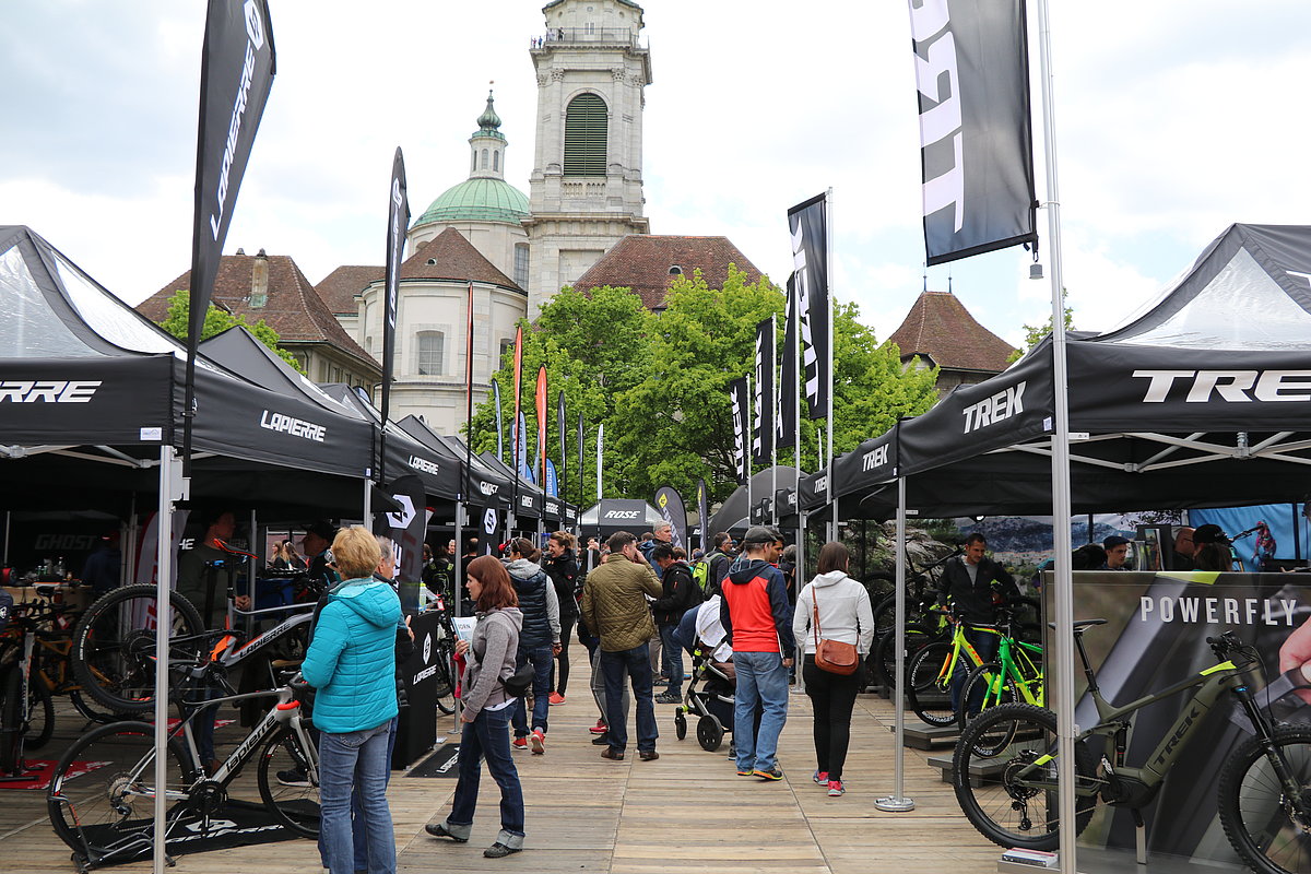Le fabricant de vélos Trek utilise plusieurs pavillons pliables qui sont combinés pour former une surface d’exposition. 
