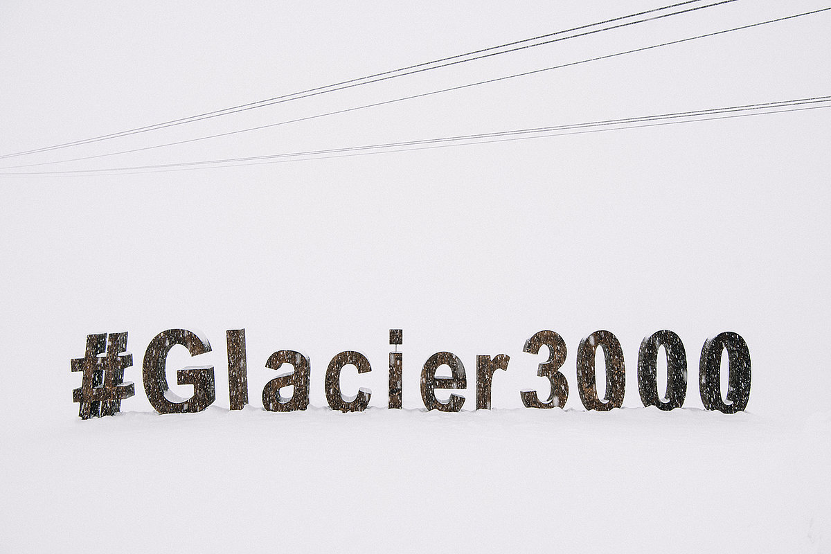 Ein Schriftzug im Schnee: #Glacier3000