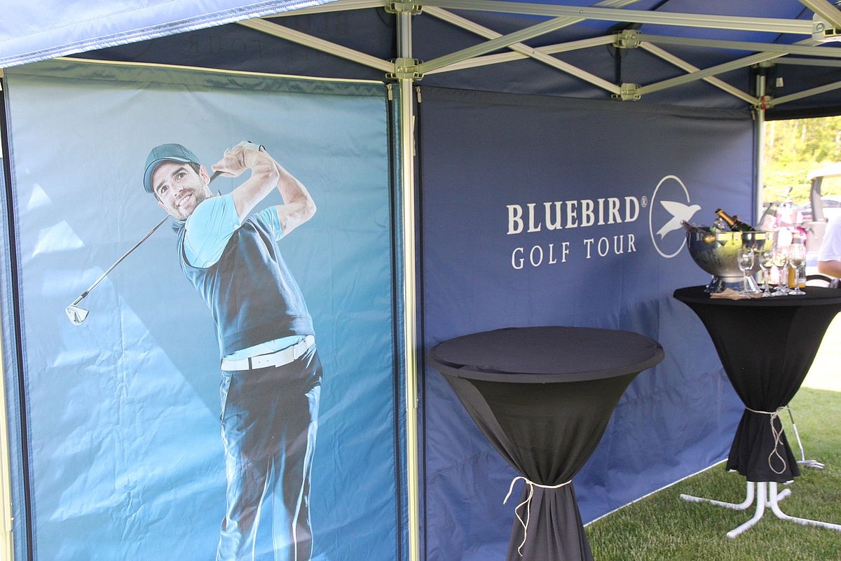 The back wall of the Pro-Tent 5000 from FairwaySports features a golfer print