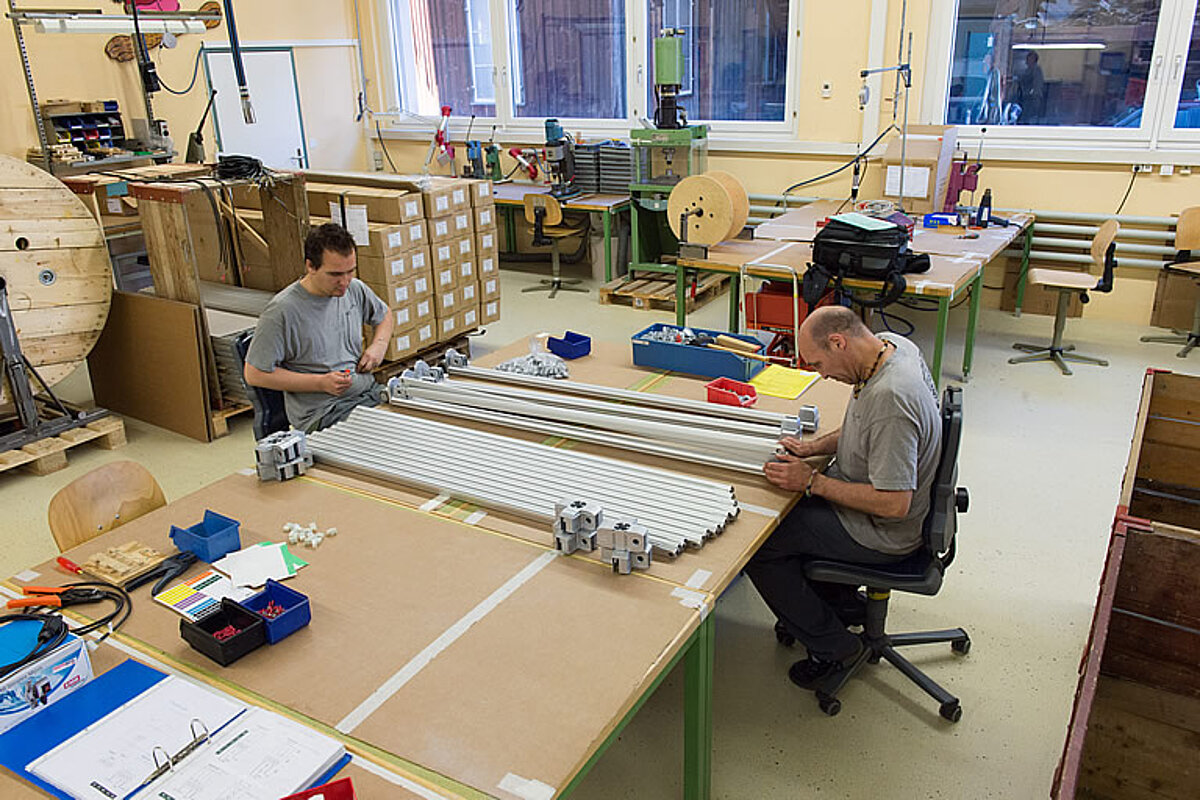 Un salarié de Pro-Tent fabrique une tente pliable en aluminium.