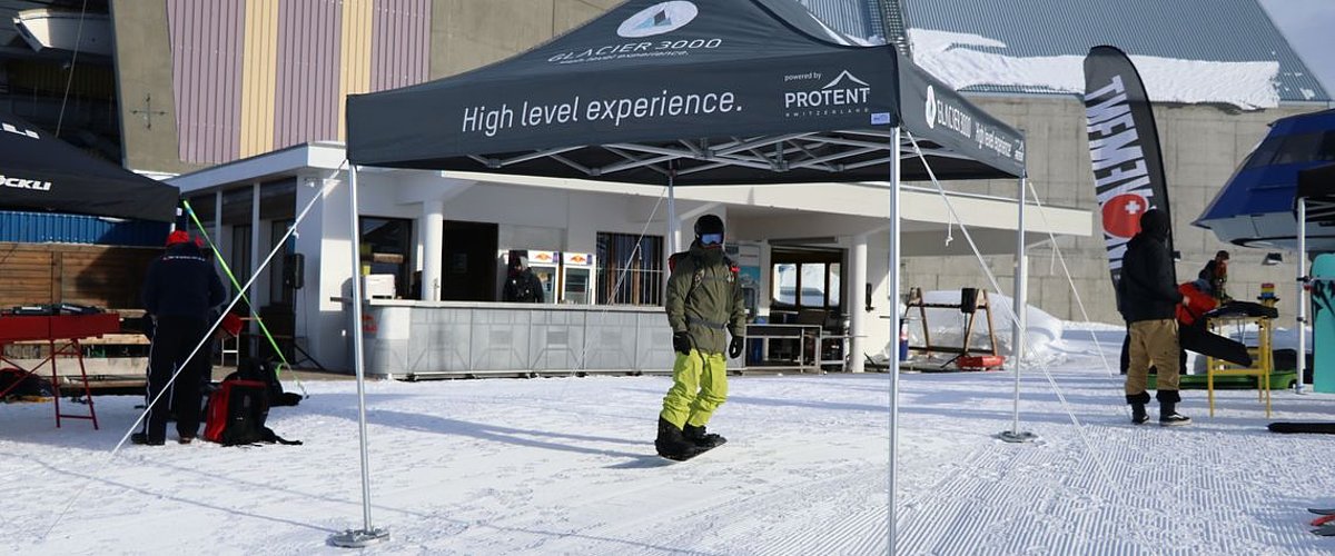 Ein fachgerecht abgespanntes Faltzelt kommt bei einem Event in einem Wintersportgebiet zum Einsatz.