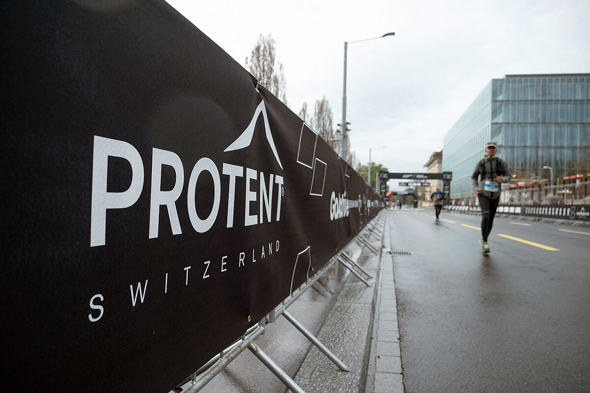 Pro-Tent è partner di servizio della Maratona di Zurigo. Pubblicità perimetrale per Pro-Tent lungo il percorso della Maratona che stanno percorrendo i partecipanti.