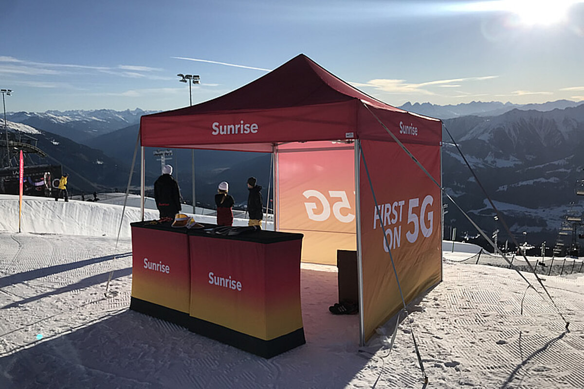 Une tente pliable en aluminium de Pro-Tent est utilisée comme stand promotionnel sur une piste de ski.