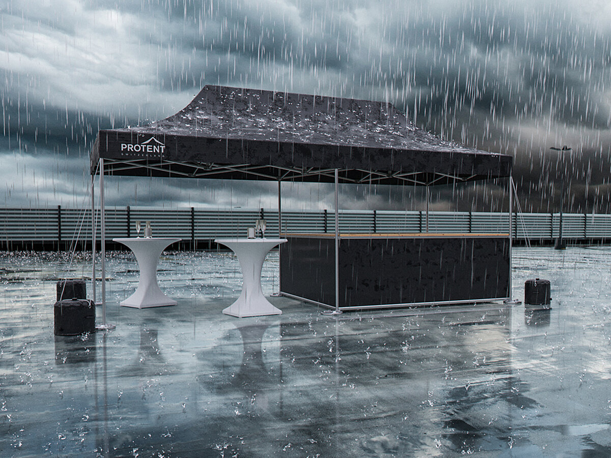 Un gazebo pieghevole Pro-Tent si erge sotto la pioggia battente senza che l'acqua penetri attraverso il tessuto impermeabile.