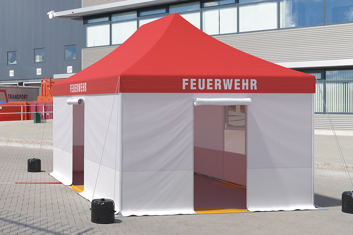 Une tente de pompiers Pro-Tent avec des poids d'eau, des parois latérales et d'autres accessoires.