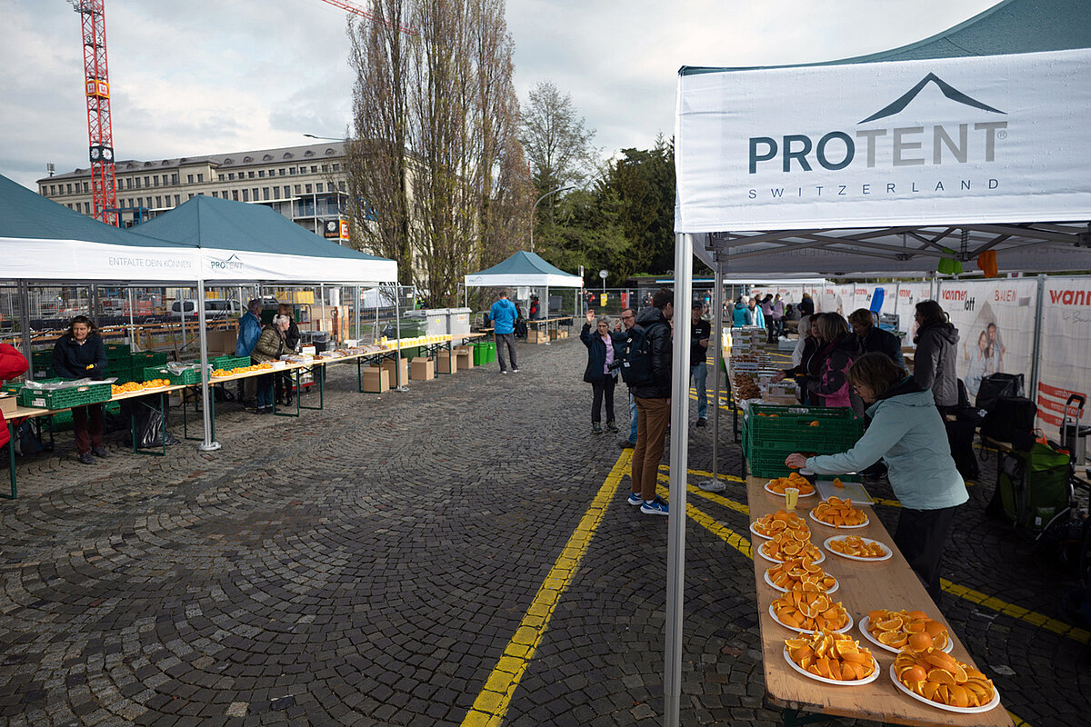 Anche l’approvvigionamento dei partecipanti è stato organizzato con i gazebo Pro-Tent. Lungo una parte di percorso della Maratona ci sono gazebo come stand di approvvigionamento con acqua e snacks.