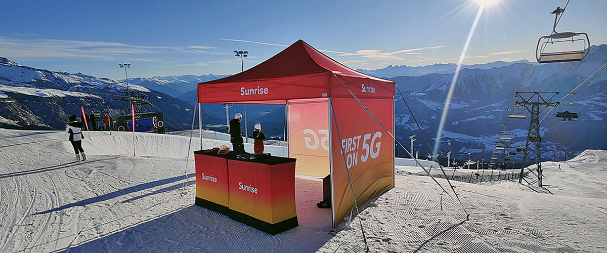 Une tente pliante à l'impression colorée de l'opérateur de téléphonie mobile Sunrise.