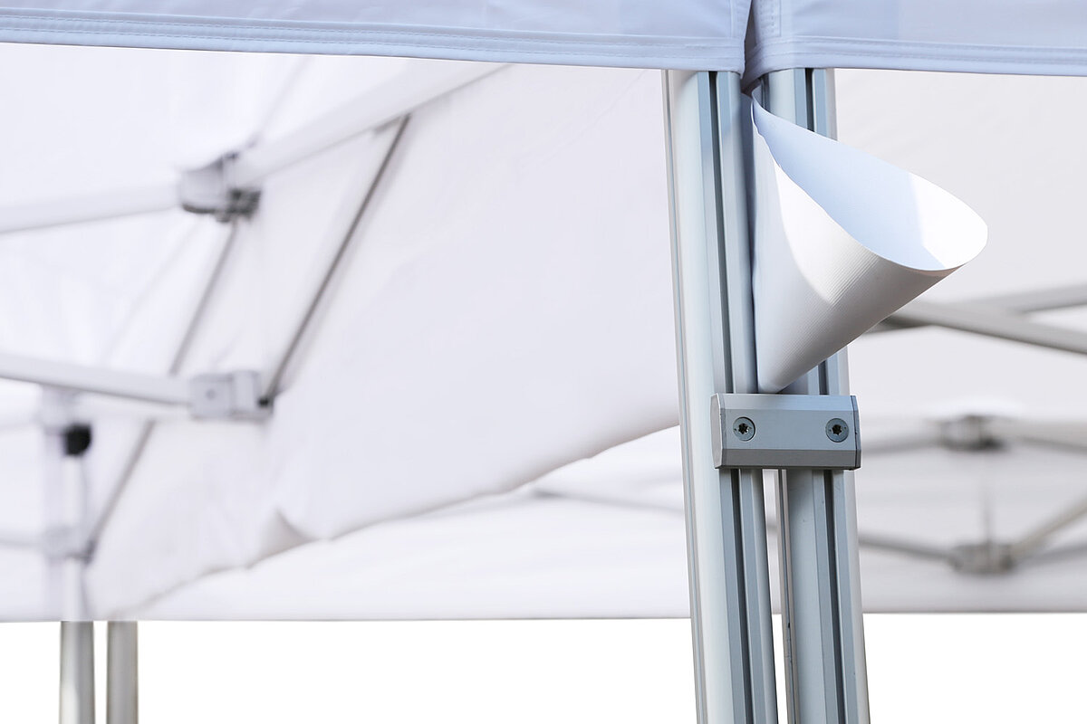Die Dachrinne sorgt für Regenabfluss zwischen zwei Faltpavillons.