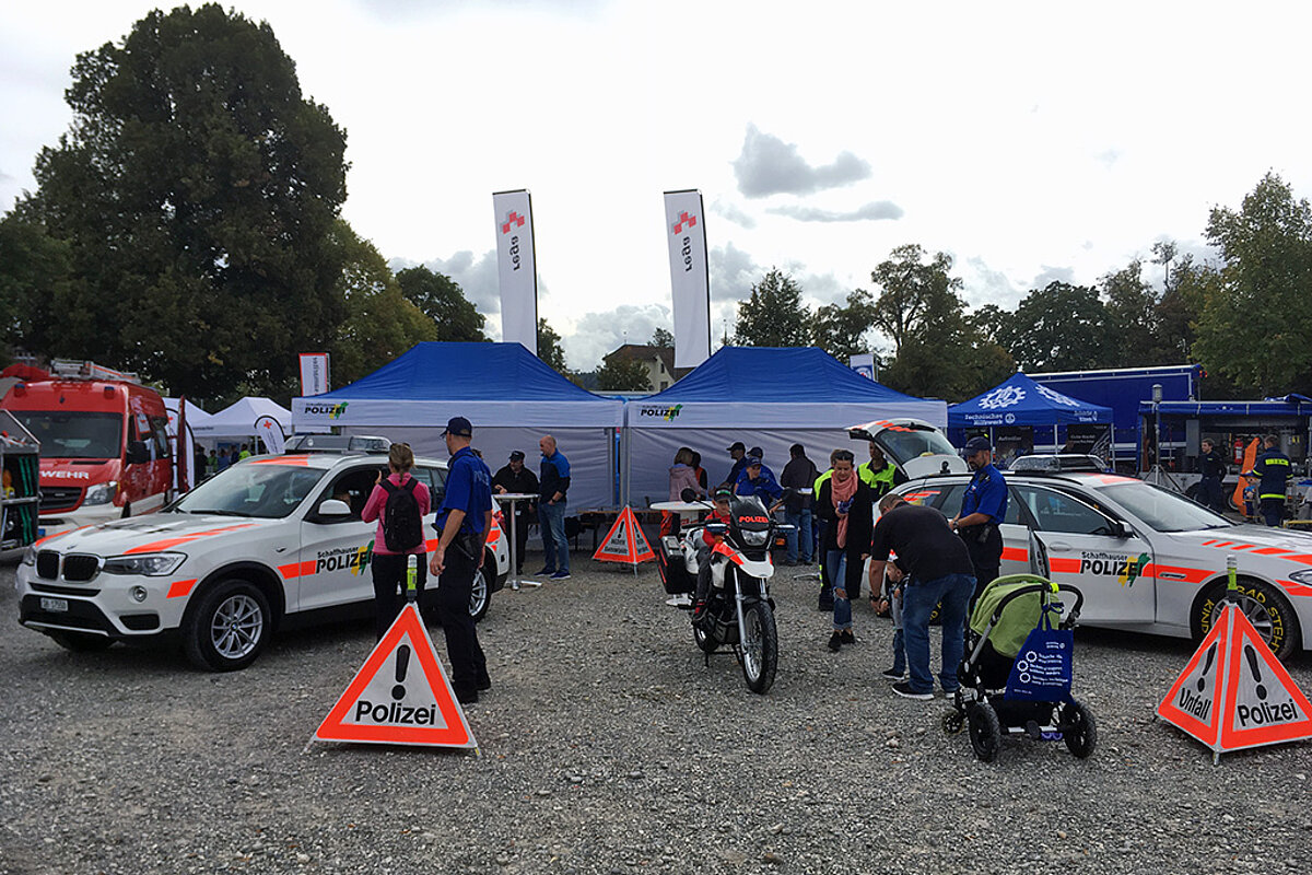 Les tentes de pompiers de Pro-Tent sont utilisées pour présenter les pompiers.