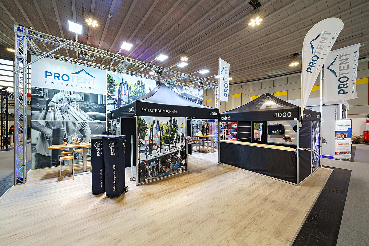 Zwei Pro-Tent Faltzelte werden Indoor als Messestand verwendet.