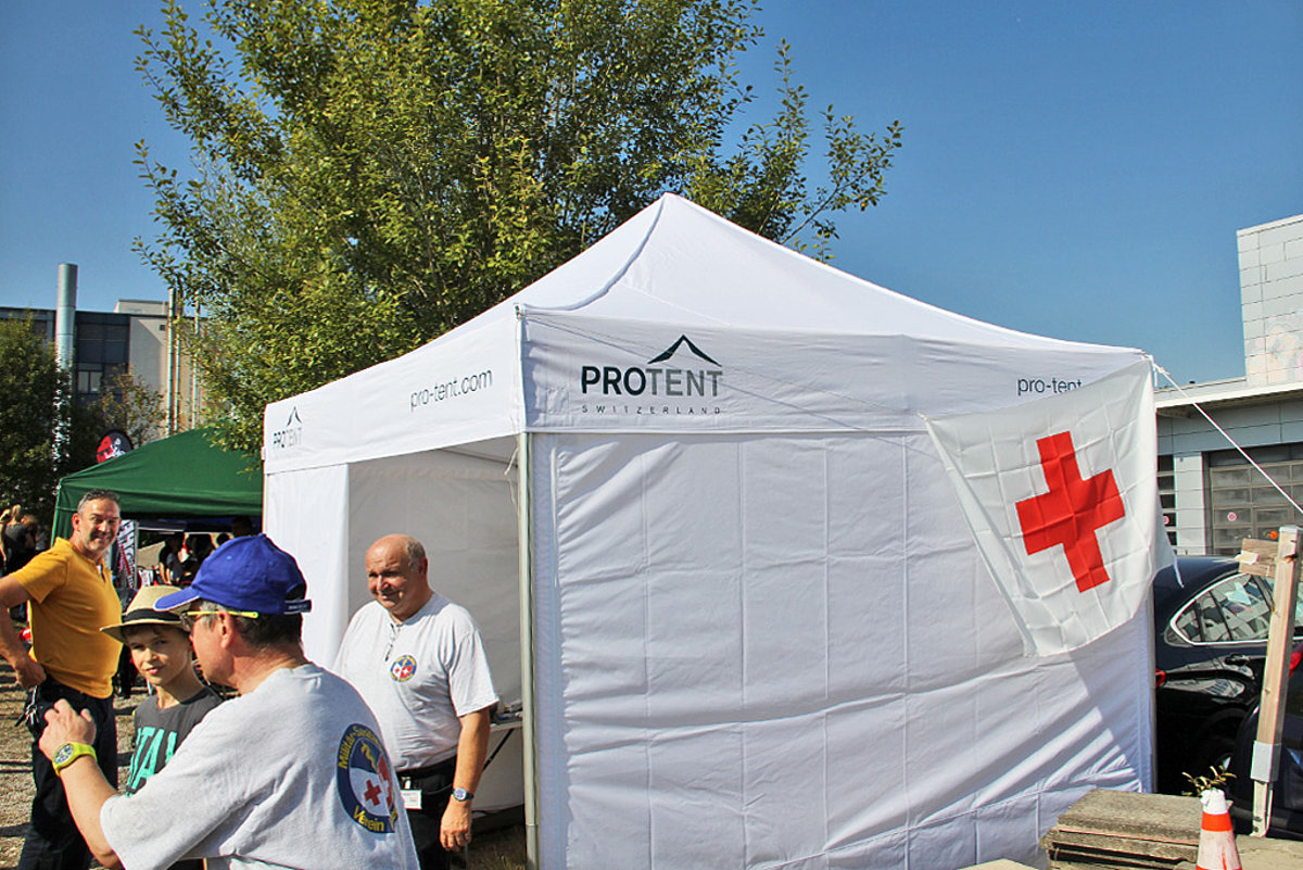 Une tente sanitaire de Pro-Tent est utilisée lors d'un événement.